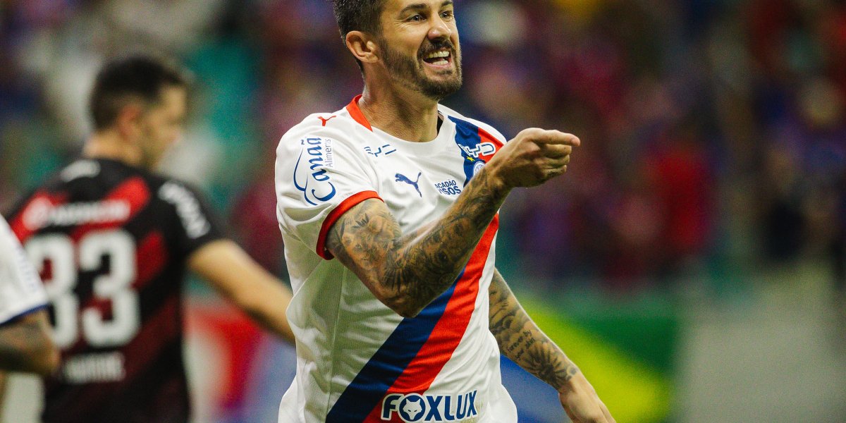 Com show de Everaldo, Bahia vence o Athletico-PR e entra no G-4 do Campeonato Brasileiro