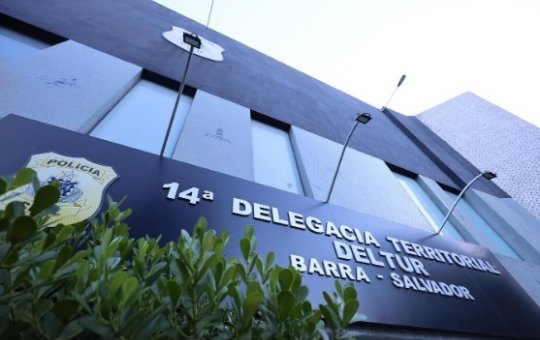 Mulher é presa por suspeita de extorquir turistas ao oferecer 'rezas' em Salvador