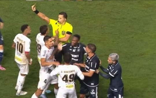 Neymar recebe terceiro cartão amarelo e desfalca equipe do Santos contra o Flamengo