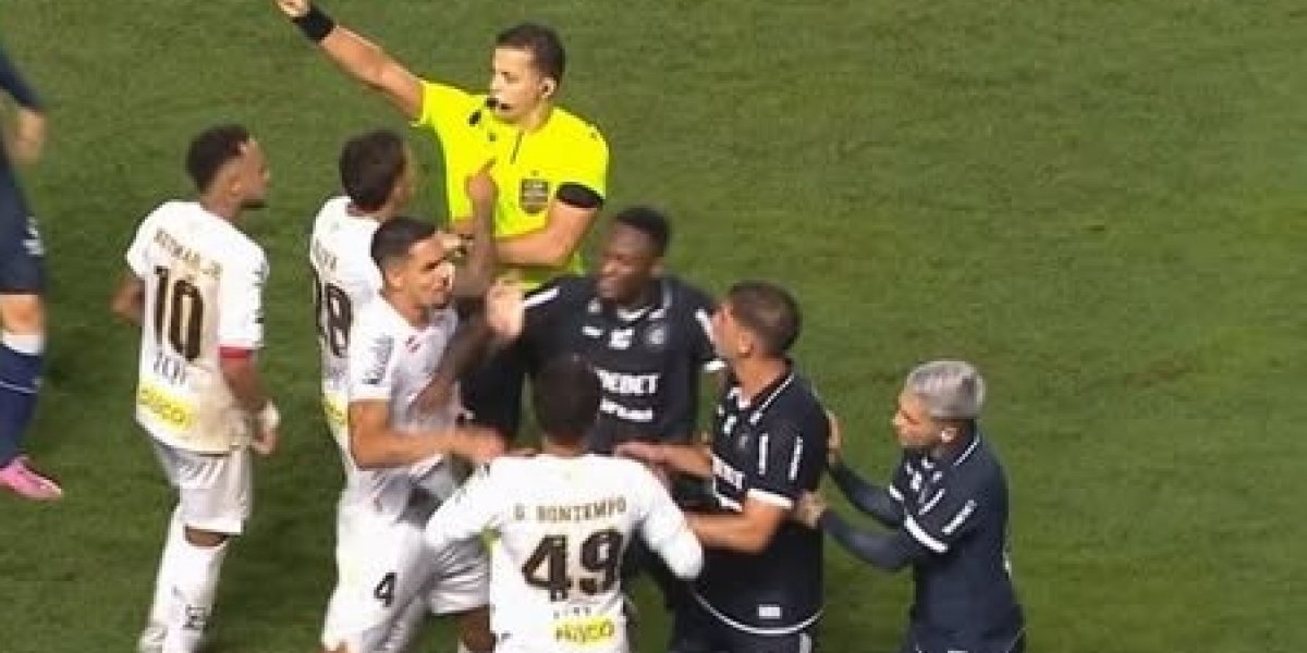 Neymar recebe terceiro cartão amarelo e desfalca equipe do Santos contra o Flamengo