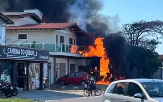 Avião de pequeno porte cai sobre residência no Rio Grande do Sul