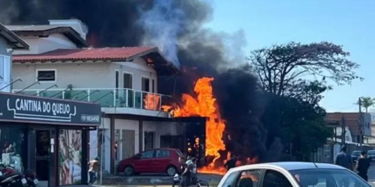 Avião de pequeno porte cai sobre residência no Rio Grande do Sul