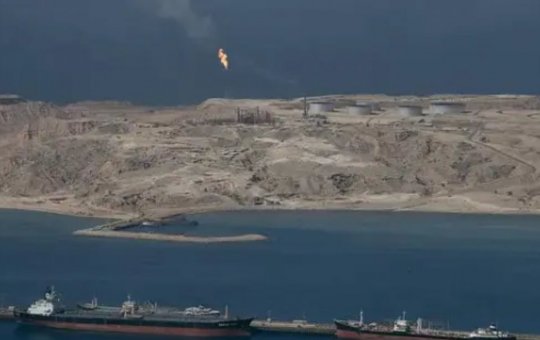 Irã autoriza passagem de navios com bens essenciais pelo Estreito de Ormuz