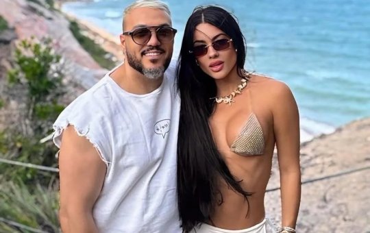 Belo surpreende Rayane com decoração romântica em aniversário de namoro