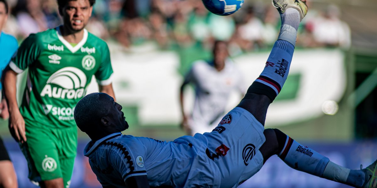 Welder (Vitória) dando uma bicicleta enquanto Victor Ferraz (Chapecoense) assiste; essa foi a última partida entres as equipes, na Série B de 2023