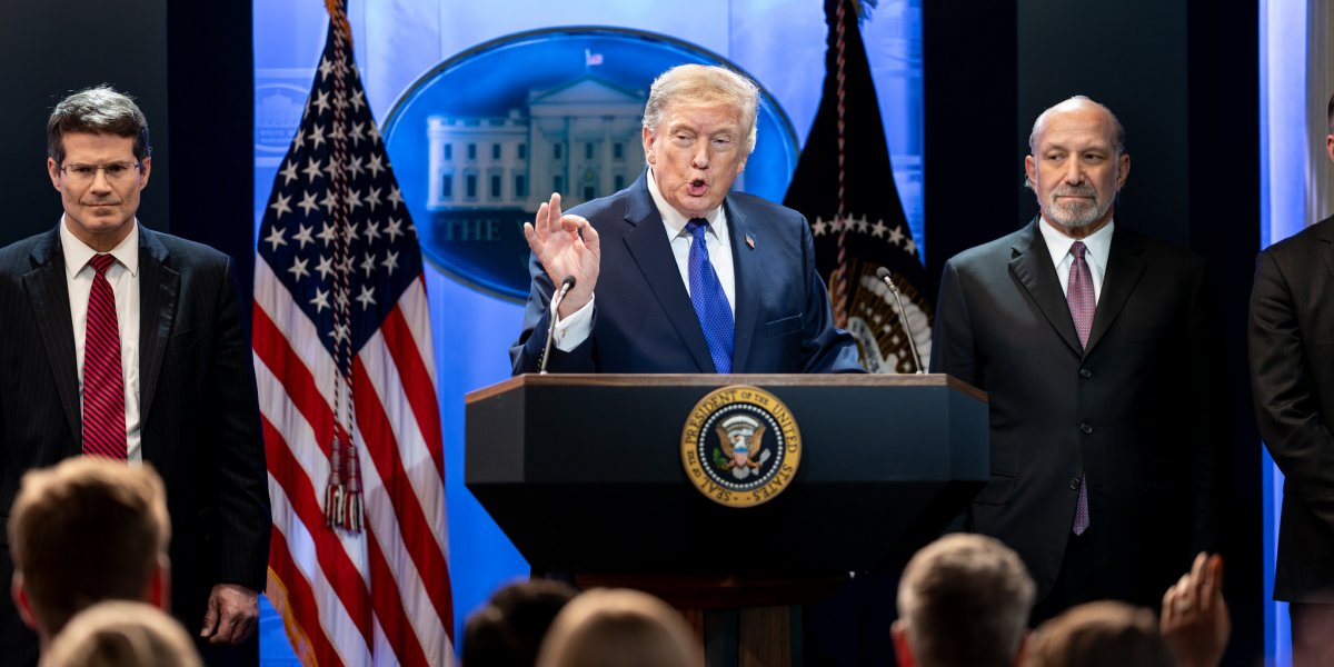 Trump afirma que piloto resgatado no Irã é coronel e está "gravemente ferido"