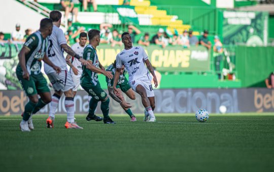 Com 1 a menos, Vitória arranca empate com a Chapecoense jogando fora de casa