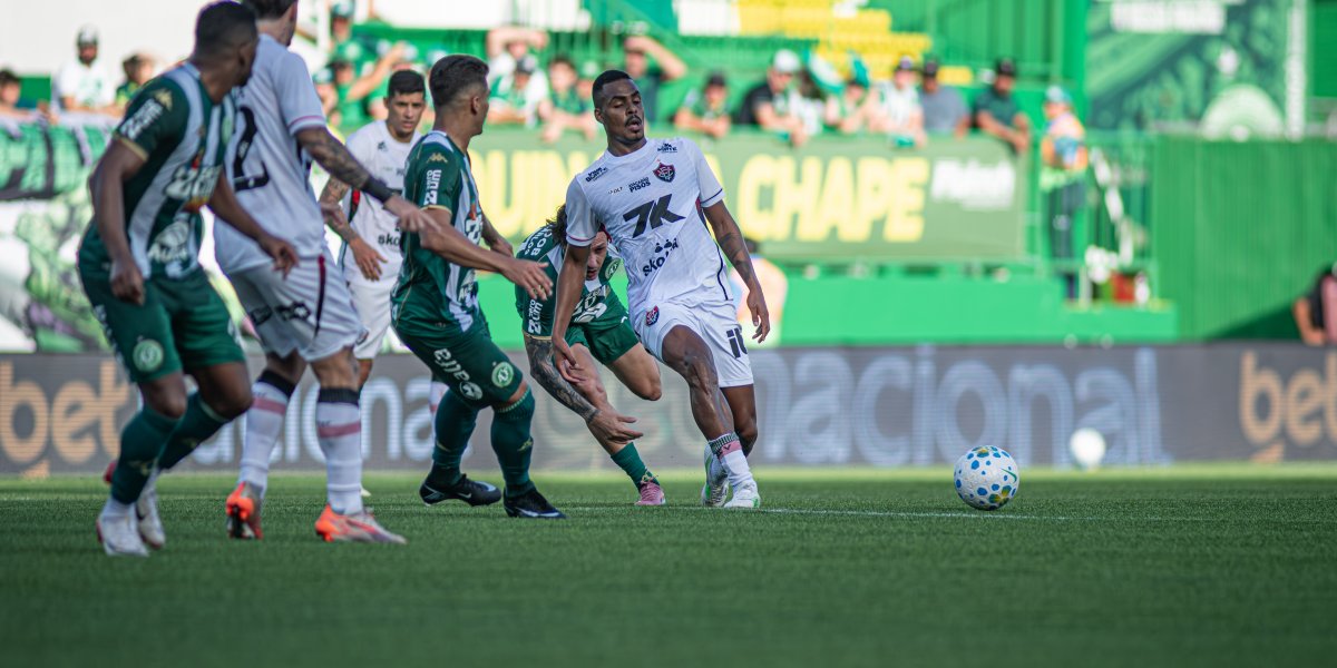 Com 1 a menos, Vitória arranca empate com a Chapecoense jogando fora de casa