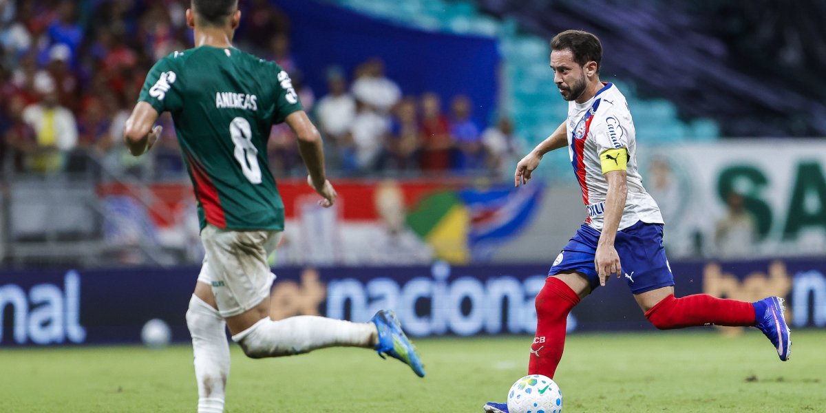 Evérton Ribeiro (Bahia) com a bola sendo marcado por Andreas Pereira (Palmeiras)