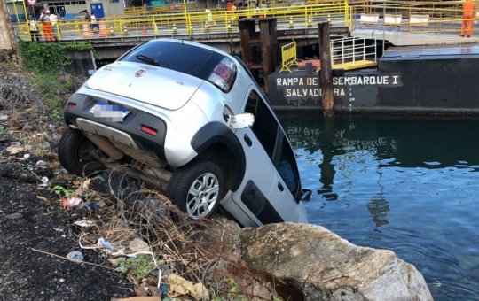 Carro fica pendurado após avançar em área da Feira de São Joaquim