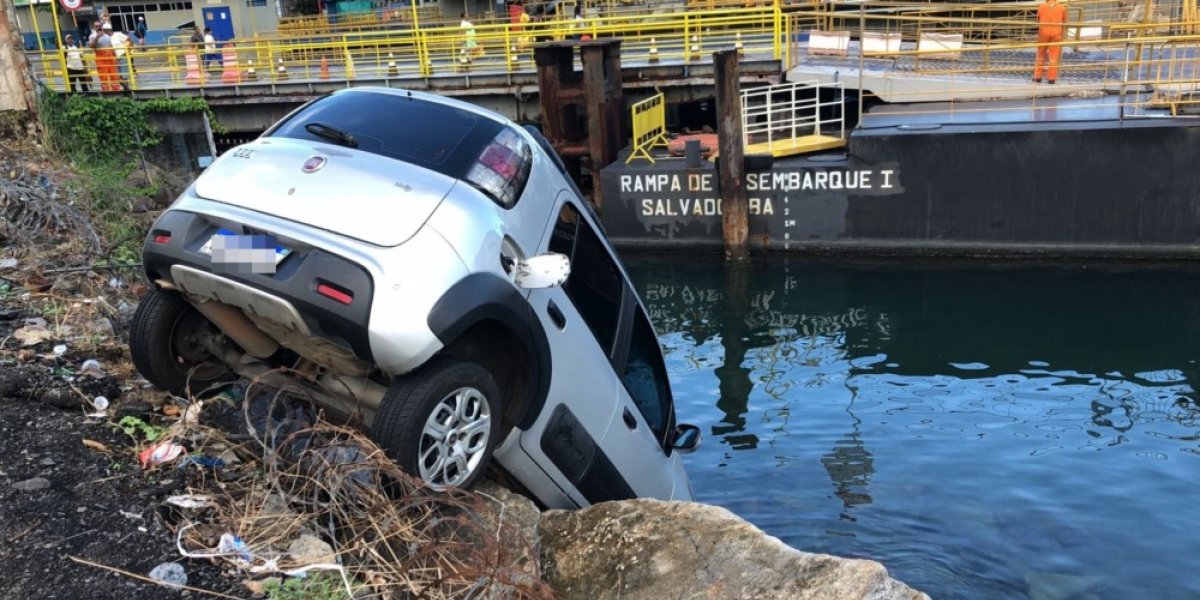 Carro fica pendurado após avançar em área da Feira de São Joaquim
