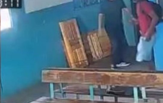 Câmeras de segurança flagram o momento em que ônibus desgovernado invade rodoviária no interior da Bahia