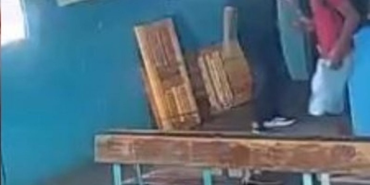 Câmeras de segurança flagram o momento em que ônibus desgovernado invade rodoviária no interior da Bahia