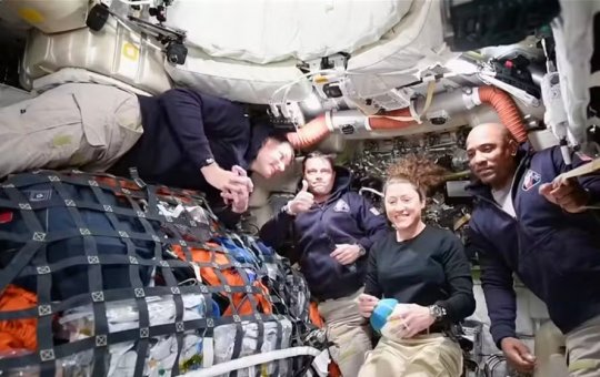 Astronautas comemoram recorde de maior distância já alcançada por humanos da Terra