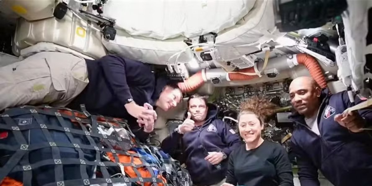 Astronautas comemoram recorde de maior distância já alcançada por humanos da Terra