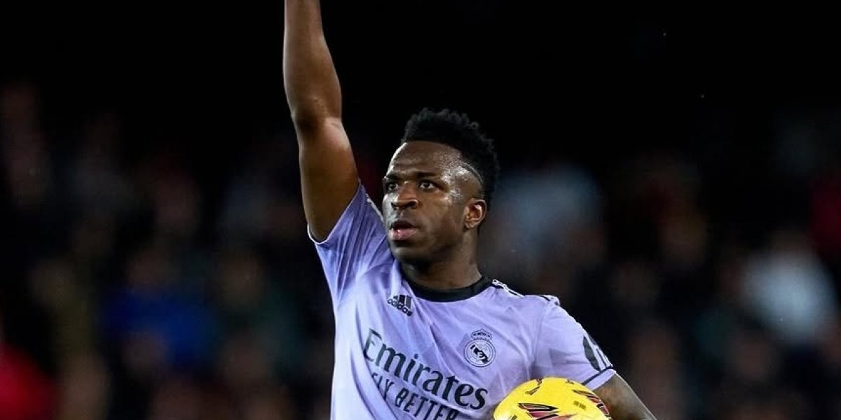 Vinicius Jr faz sinal de protesto contra o racismo