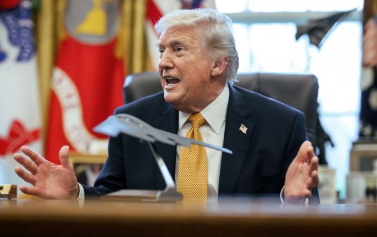 Trump afirma que poderia “tomar o Irã inteiro” em uma noite e volta a elevar tensão internacional