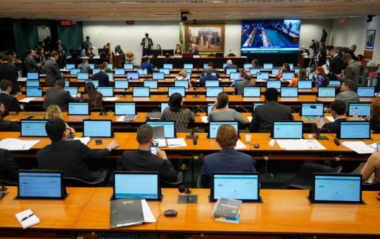 CCJ debate PEC do fim da escala 6x1 enquanto governo estuda projeto com urgência constitucional
