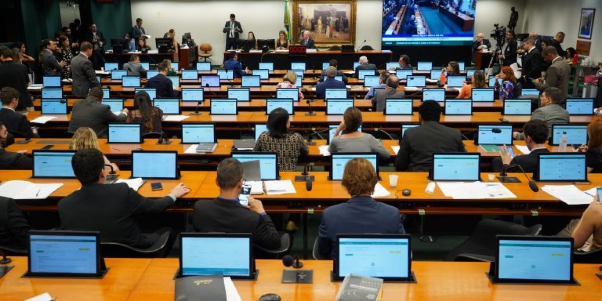 CCJ debate PEC do fim da escala 6x1 enquanto governo estuda projeto com urgência constitucional