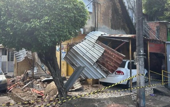 Desabamento de marquise deixa uma pessoa ferida na Ribeira, em Salvador 