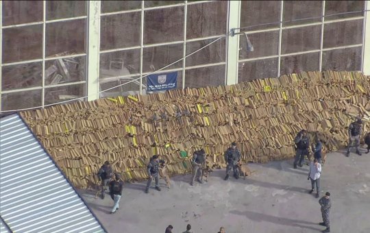 PM apreende toneladas de maconha em operação no Complexo da Maré