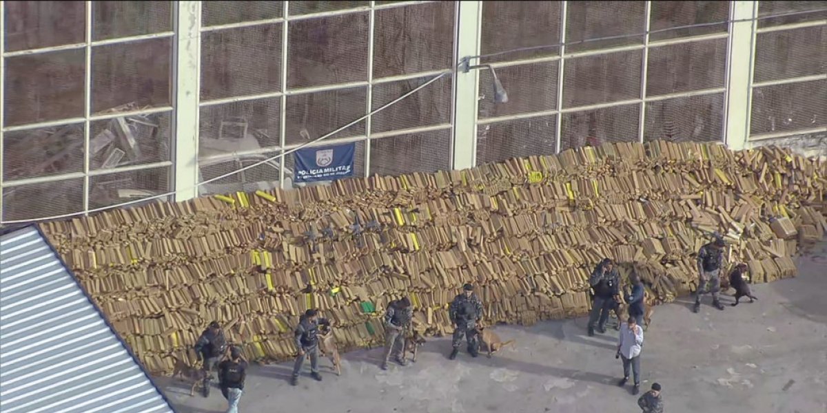 PM apreende toneladas de maconha em operação no Complexo da Maré