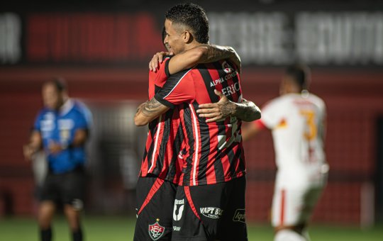 Para aliviar a torcida: leão goleia juazeirense e dorme na liderança do grupo a