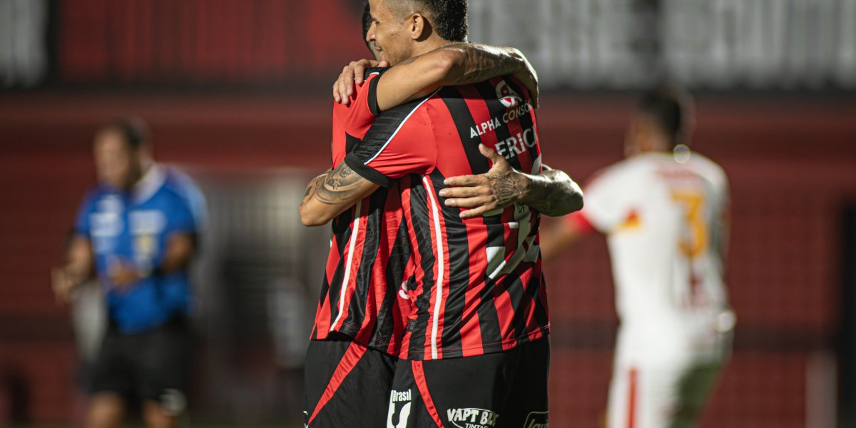 Para aliviar a torcida: leão goleia juazeirense e dorme na liderança do grupo a