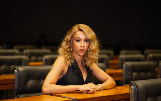 Erika Hilton ironiza deputadas em discurso: 'Graças a Deus que eu não as represento'