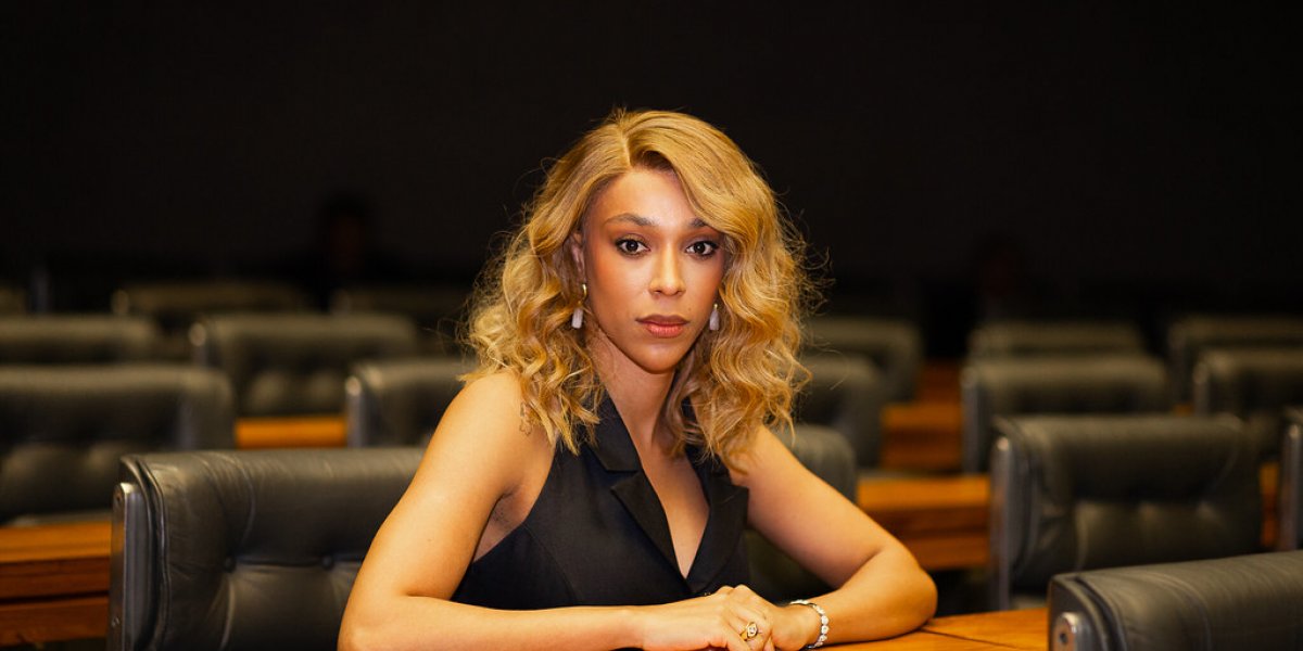 Erika Hilton ironiza deputadas em discurso: 'Graças a Deus que eu não as represento'