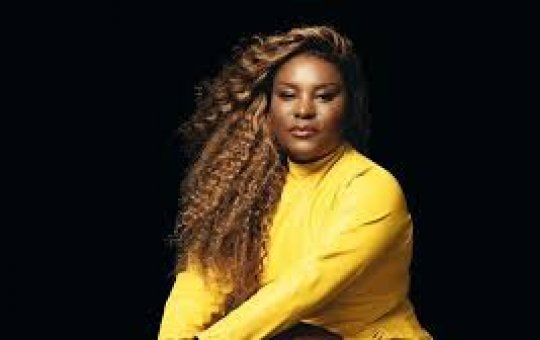 Karin Hils chora ao relatar drama com vizinho: “Não tenho mais paz”