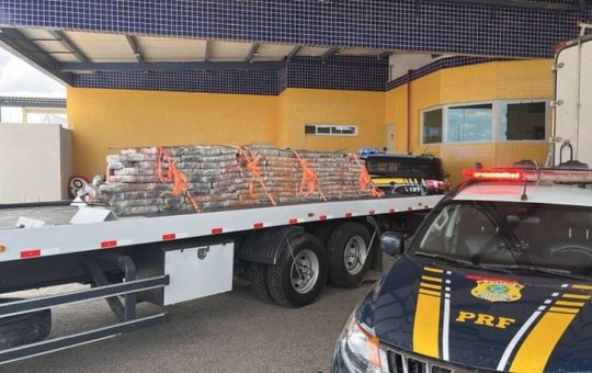 Quase 2 toneladas de maconha são apreendidas em teto de caminhão frigorífico na Bahia