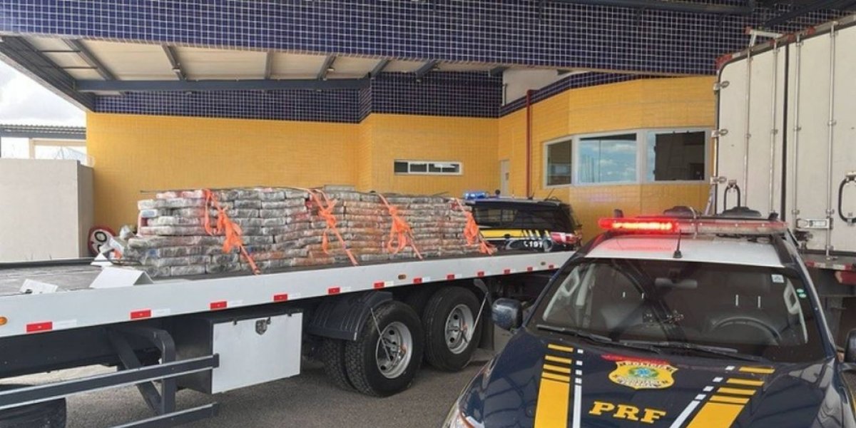 Quase 2 toneladas de maconha são apreendidas em teto de caminhão frigorífico na Bahia