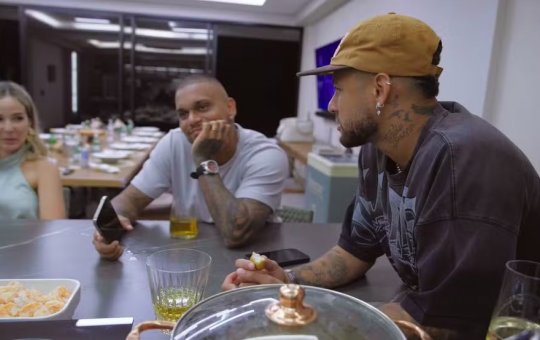 Neymar se explica após fala machista, admite erro e mostra bronca de amiga em vídeo