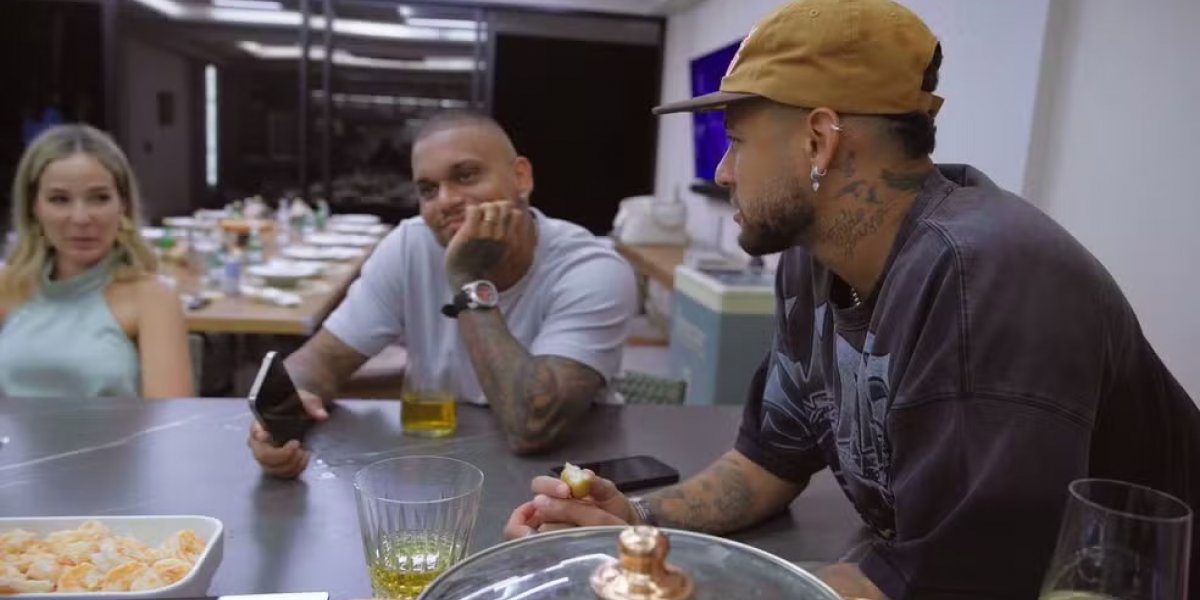 Neymar se explica após fala machista, admite erro e mostra bronca de amiga em vídeo