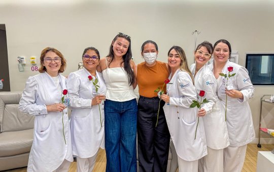 Emocionante: vice-prefeita toca sino da vitória após 9 meses de tratamento contra câncer