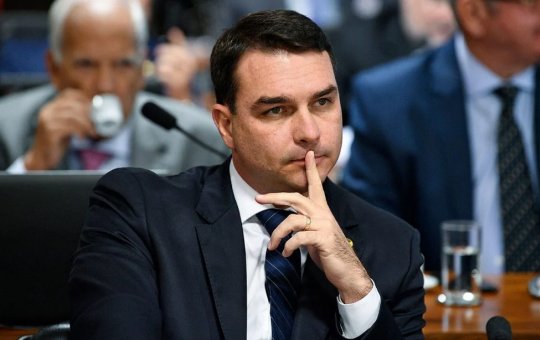 Flávio Bolsonaro é denunciado por propaganda eleitoral antecipada em igreja