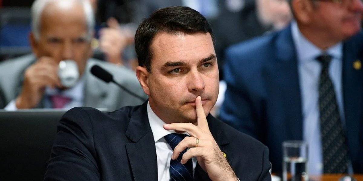 Flávio Bolsonaro é denunciado por propaganda eleitoral antecipada em igreja