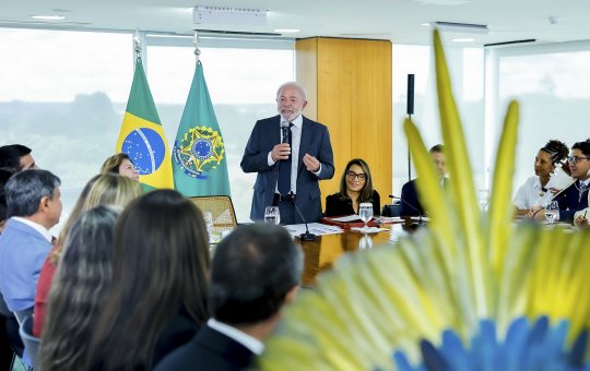 Durante discurso, Lula brinca com estudante de psicologia: 'Faça psicologia que eu tô precisando de um psicólogo'