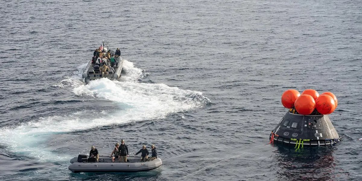 Equipe de resgate ao lado da cápsula de pouso