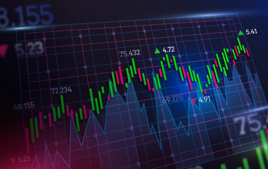 Ibovespa bate novo recorde e dólar fecha em queda ao menor nível em quase dois anos