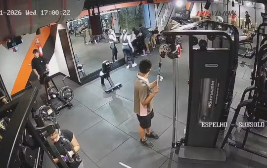 Jovem tem os dois joelhos fraturados após acidente com equipamento em academia no DF