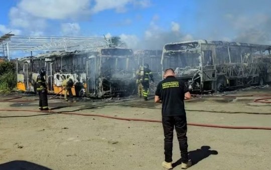 Incêndio atinge garagem de ônibus em Itinga e destrói veículos na RMS
