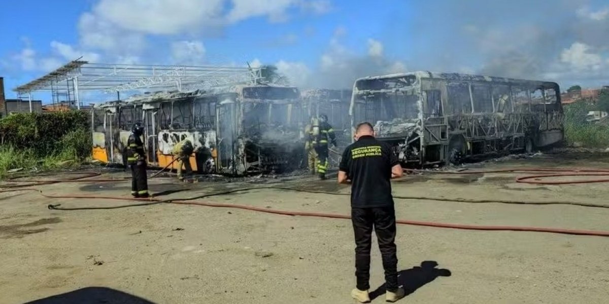 Incêndio atinge garagem de ônibus em Itinga e destrói veículos na RMS