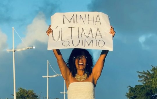 Mãe da influenciadora Sheuba termina tratamento contra câncer e celebra com carreata