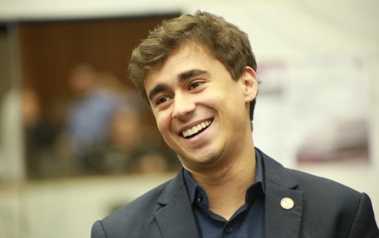 Nikolas Ferreira ironiza Lula em frigorífico e diz: “Para a direita, picanha; para petista, abóbora”