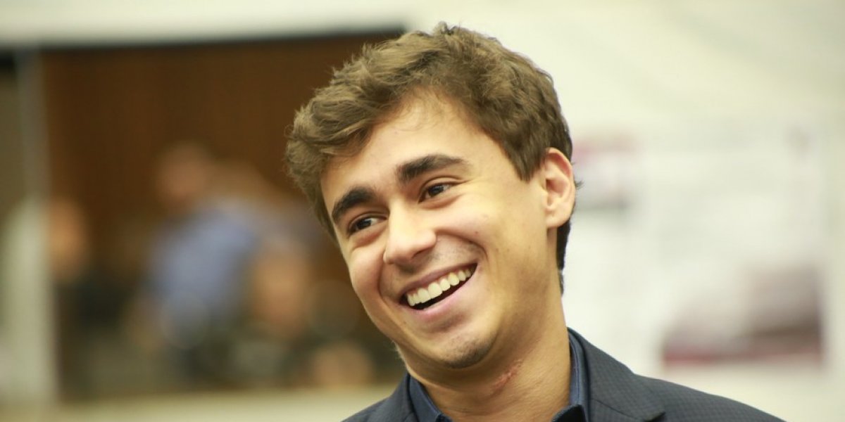 Nikolas Ferreira ironiza Lula em frigorífico e diz: “Para a direita, picanha; para petista, abóbora”