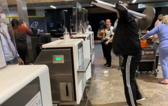 Passageiros quebram guichê em aeroporto após voo cancelado, veja vídeo