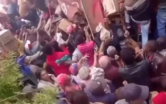 Carreta tomba em Vitória da Conquista e moradores saqueiam carga de leite em pó