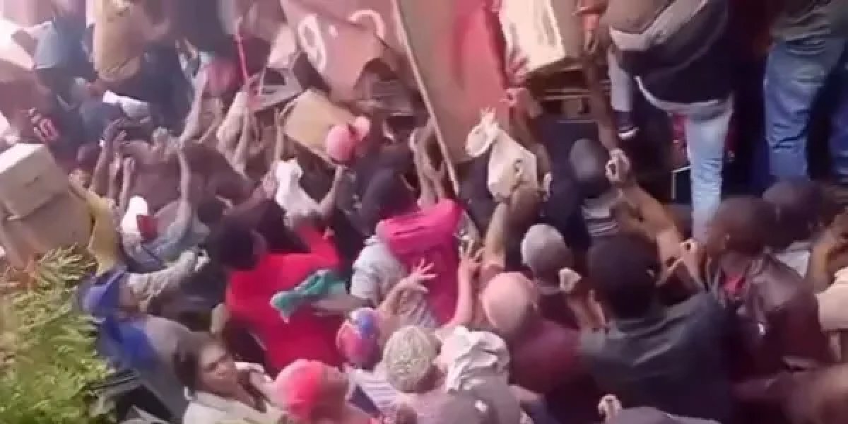 Carreta tomba em Vitória da Conquista e moradores saqueiam carga de leite em pó